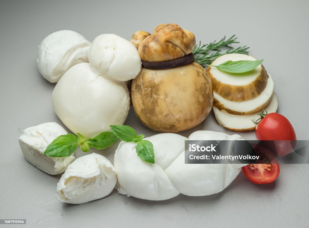 Mozzarella Und Scamorza Traditionelle Italienische Käse Mit Frischen  Kräutern Stockfoto und mehr Bilder von Basilikum - iStock