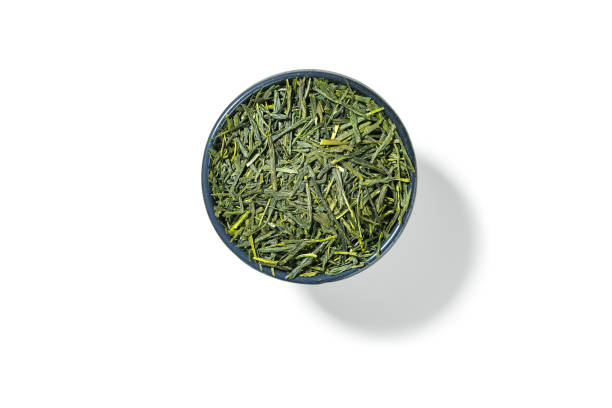 chá verde sencha, isolado no fundo branco, - dry dried plant green tea antioxidant - fotografias e filmes do acervo