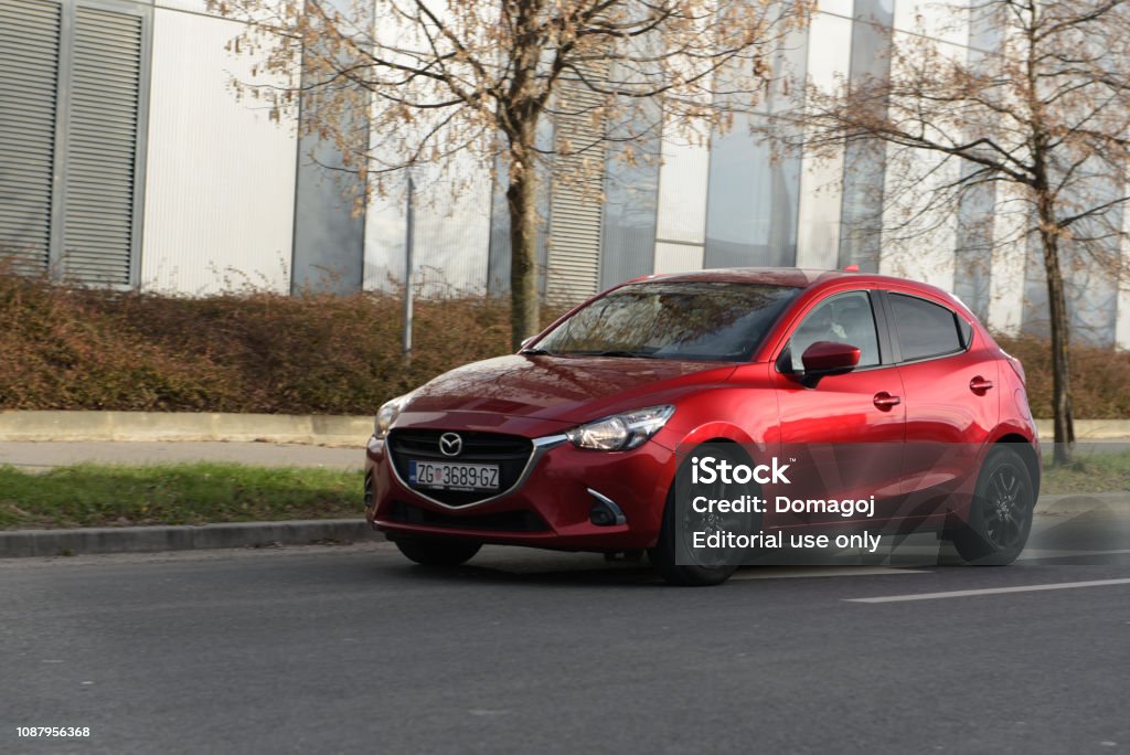  Nuevo Mazda 2 En Color Soul Crystal Red En Un Coche Japonés De La Ciudad Foto de stock y más banco de imágenes de 2015 - iStock