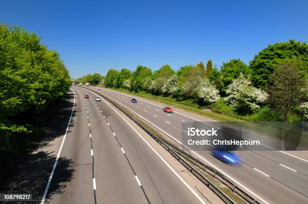 Coches En La Autopista Foto de stock y más banco de imágenes de Reino Unido - Reino Unido, Autopista, Soleado