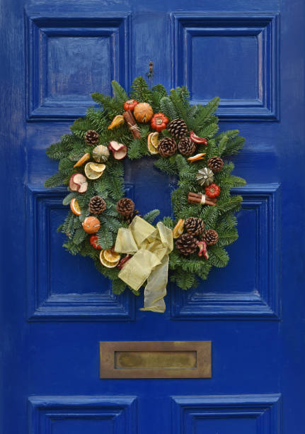 istock Christmas Yule Wreath door 1087983144
