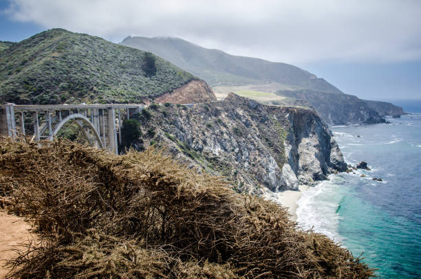 die bixby bridge, in big sur, kalifornien - coastline big sur california pacific ocean stock-fotos und bilder