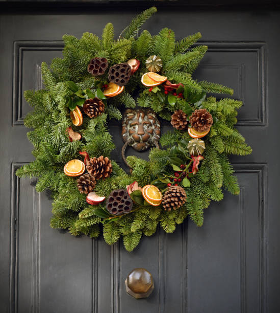 istock Christmas Yule Wreath door 1087986738