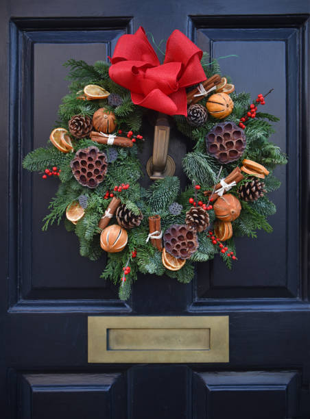 istock Christmas Yule Wreath door 1087986992