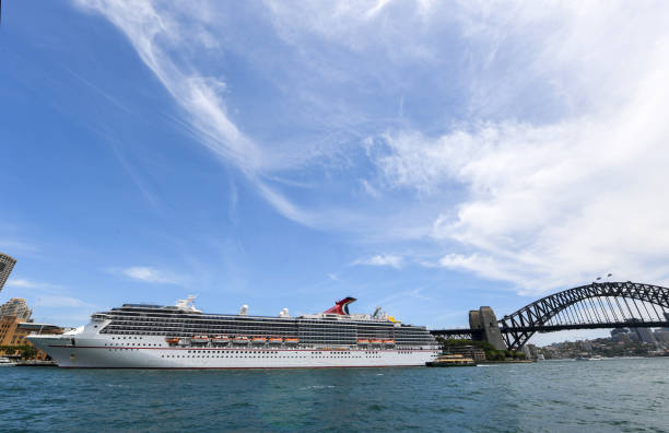 carnival legend kreuzfahrtschiff - sydney harbor australia financial district cruise ship stock-fotos und bilder