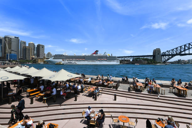 carnival legend kreuzfahrtschiff - sydney harbor australia financial district cruise ship stock-fotos und bilder