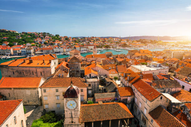 vista sulla città di trogir, vecchio luogo turistico in croazia europa. vista costiera della città di trogir. magnifico trogir, croazia. soleggiato centro storico veneziano, costa dalmata in croazia. - traù foto e immagini stock