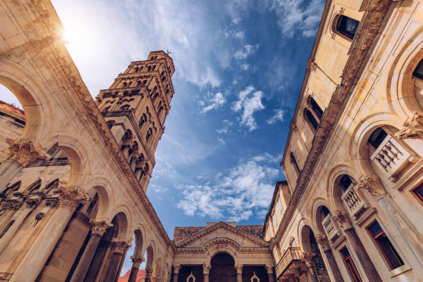 peristilo do palácio de diocleciano em frente a torre de sino dos catedral de saint domnio ' em split, croácia. diocleciano palácio da unesco património mundial da unesco em split, dalmácia, croácia. - split - fotografias e filmes do acervo