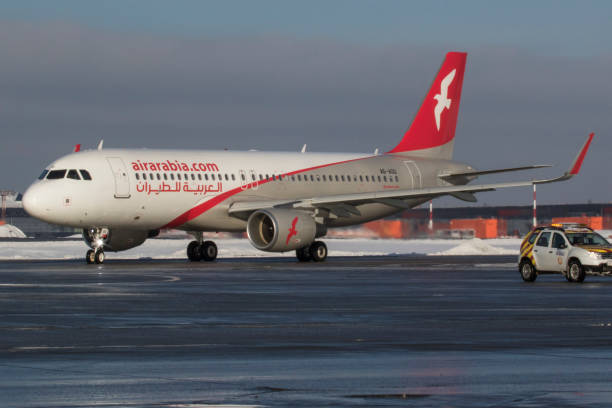 de l’air avion arabia roulage à l’aéroport - sheremetyevo photos et images de collection