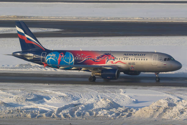avion d’aeroflot au roulage à l’aéroport - sheremetyevo photos et images de collection