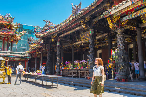 pessoas a passear ao redor do templo longshan em taipei, taiwan - longshan - fotografias e filmes do acervo