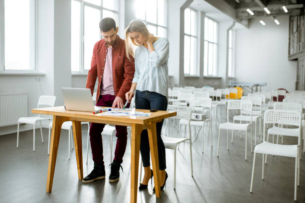 mężczyzna i kobieta pracujący w sali konferencyjnej - teacher preparation two people teamwork zdjęcia i obrazy z banku zdjęć