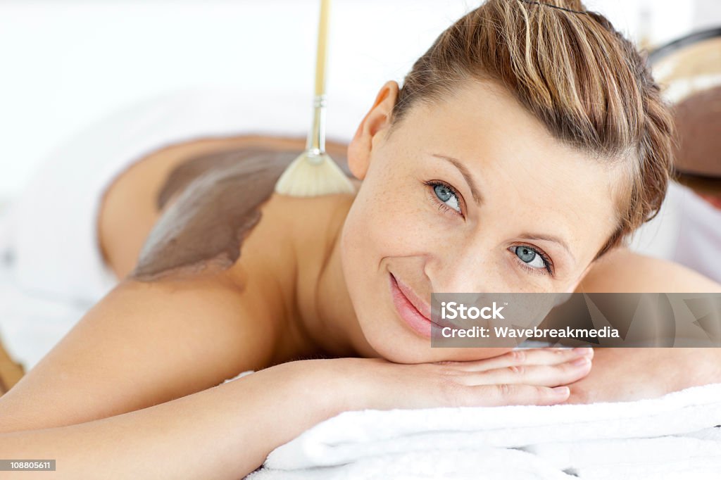 Tranquilo joven mujer disfruta de un tratamiento de belleza - Foto de stock de Acostado libre de derechos