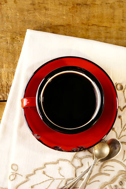 café preto, vermelho esmalte caneca duas colheres de prata antigo - black coffee coffee single object drink imagens e fotografias de stock