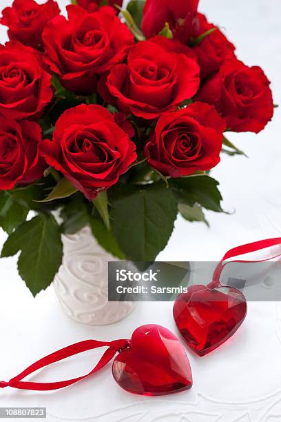 Foto de Rosas Vermelhas E Coração e mais fotos de stock de Amor - Amor, Arranjo, Artigo de decoração