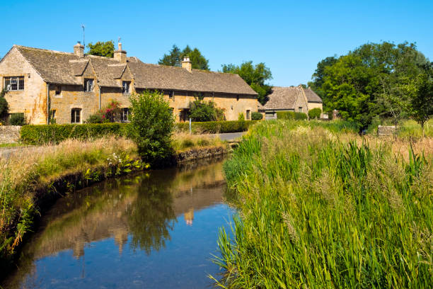 lower slaughter idylle, gloucestershire, uk - area of outstanding natural beauty stock-fotos und bilder