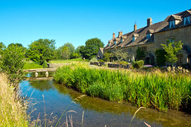 lower slaughter idylle, gloucestershire, uk - area of outstanding natural beauty stock-fotos und bilder