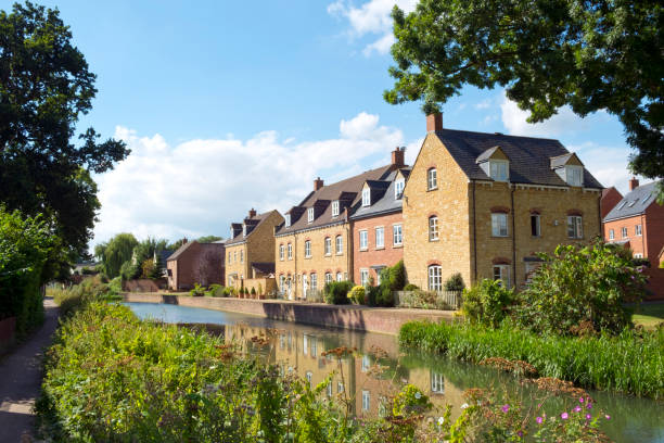 The restored Stroudwater Canal at Ebley, Stroud, Gloucestershire, UK Recently built housing enhances the historic canal near Ebley Mill on the restored Stroudwater Canal, Stroud, Gloucestershire, UK. gloucestershire stock pictures, royalty-free photos & images
