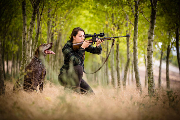 가 사냥 시즌입니다. 사냥. 야외 스포츠입니다. 여자 사냥꾼은 숲에서 - shooting women gun shotgun 뉴스 사진 이미지