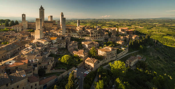 en plein coeur de la toscane - vue aérienne de la cité médiévale de montepulciano, italie - tuscan cypress photos et images de collection