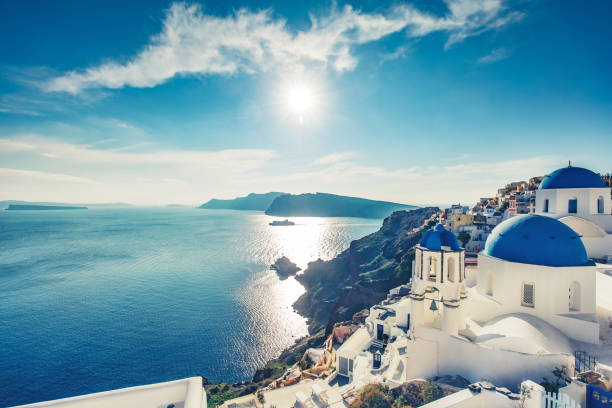 iglesias en oia, isla de santorini en grecia, en un día soleado con el cielo dramático - santorini greece church travel fotografías e imágenes de stock