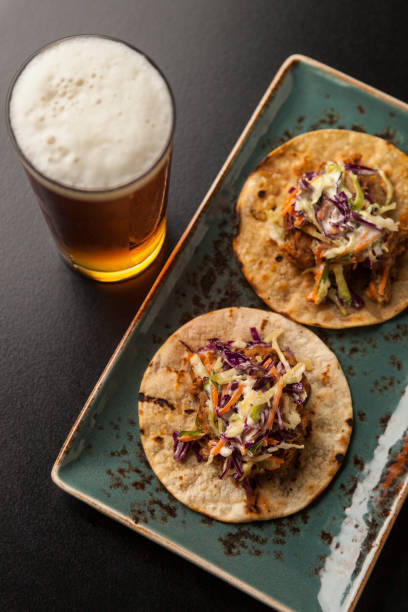 mini shredded pork tacos served with coleslaw and tap beer - close to food and drink yummy food imagens e fotografias de stock