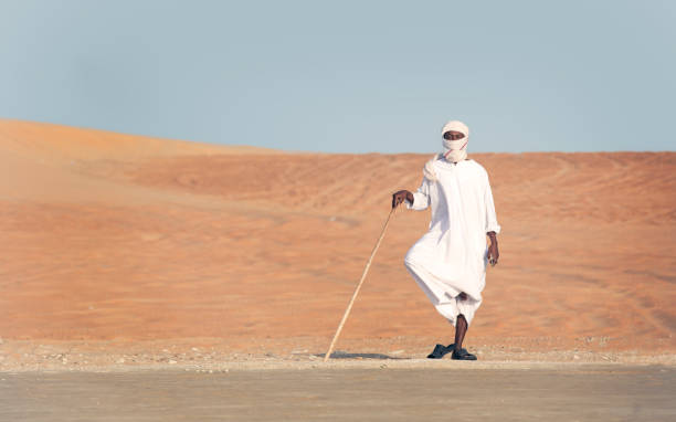 mann der beduinen in der wüste - liwa desert stock-fotos und bilder