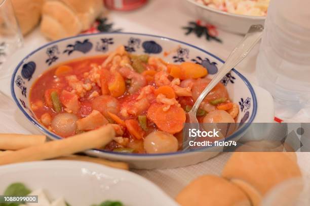https://media.istockphoto.com/id/1088099000/photo/horizontal-image-with-close-up-detail-of-salad-with-vegetables-carrots-onions-string-beans.jpg?s=612x612&w=is&k=20&c=LcvLPjxXwpruhlKvmOByfx0xi8-mw2MrgOhXMMduAJA=