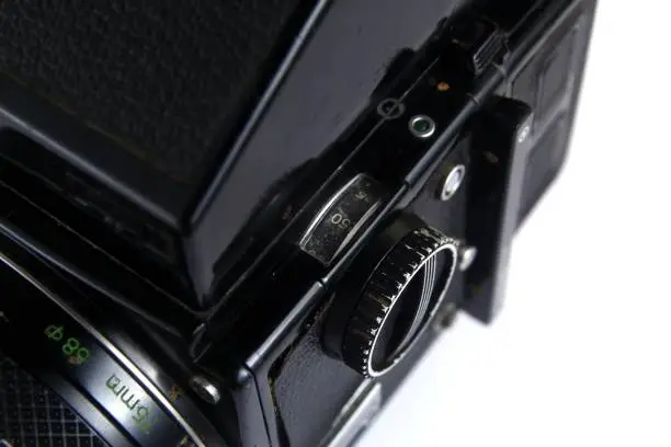 Close up shot of the shutterspeed dial of a vintage medium format film camera.