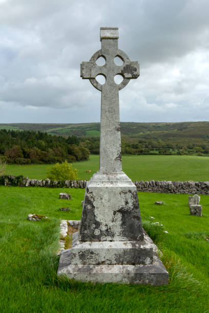 croix celtique âgés et patiné - celtic cross republic of ireland cross shape cross photos et images de collection