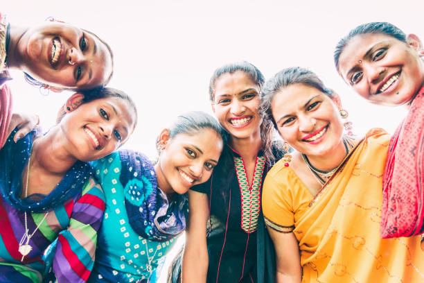 молодые индийские женщины группы весело вместе - hinduism teenager female indian ethnicity стоковые фото и изображения