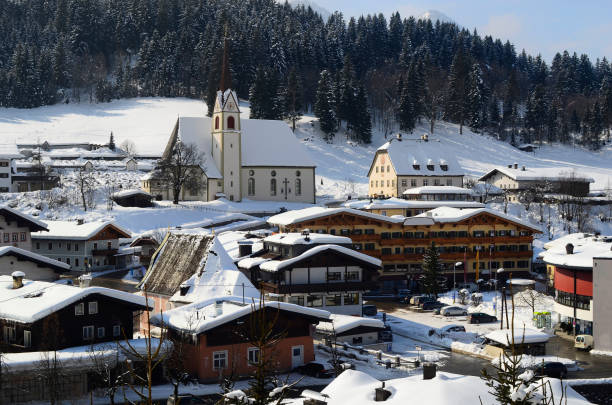 austria, tyrol, fieberbrunn - ski resort village austria winter zdjęcia i obrazy z banku zdjęć