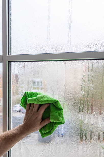 limpieza agua de condensación en una ventana enmarcada de plasic - condensate fotografías e imágenes de stock