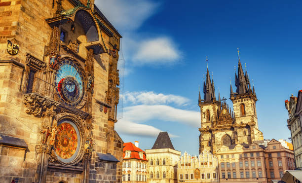 vista panorámica de la torre de la iglesia y antiguo ayuntamiento de tyn en praga, república checa - astronomical clock fotografías e imágenes de stock