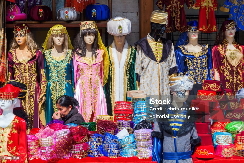 Tienda Con Ropa Tradicional En Estambul Turquía Foto de stock y más banco  de imágenes de Ciudad - Ciudad, Turbante, Adulto - iStock