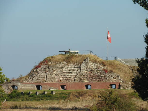 fortezza di fort sint pieter maastricht paesi bassi, pietersberg. bandiera di maastricht in cima. bellissimo cielo blu, sfondo. monumento anno 1701. - anno foto e immagini stock