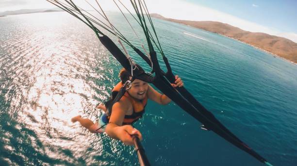 parasailing selfie - paragliding sport austria parachuting stock-fotos und bilder