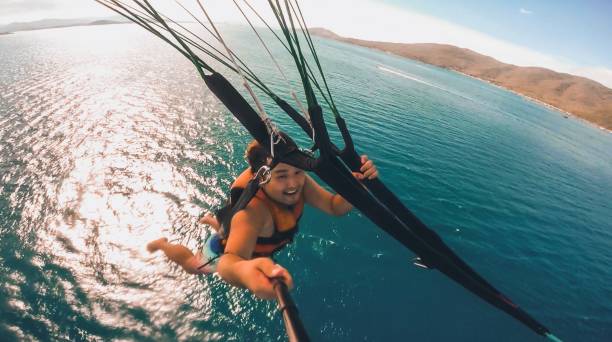 selfie parasailing - paragliding sport austria parachuting fotografías e imágenes de stock