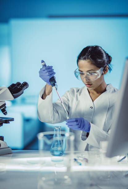 mujer científico trabajando en el laboratorio - bioquímica fotografías e imágenes de stock