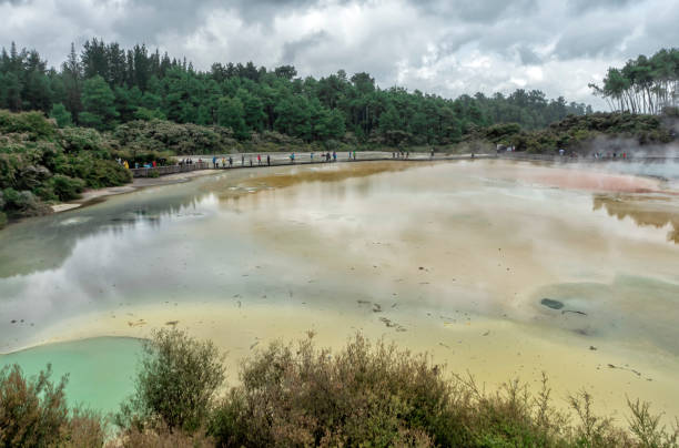 waiotapu thermal wonderland champagne pool - nueva zelanda - new zealand geyser champagne park fotografías e imágenes de stock