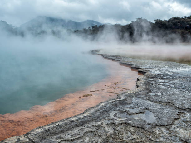 waiotapu thermal wonderland champagne pool - nueva zelanda - new zealand geyser champagne park fotografías e imágenes de stock