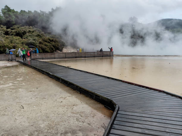 waiotapu thermal wonderland champagne pool - nueva zelanda - new zealand geyser champagne park fotografías e imágenes de stock