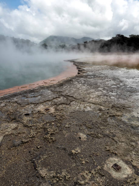 waiotapu thermal wonderland champagne pool - nueva zelanda - new zealand geyser champagne park fotografías e imágenes de stock