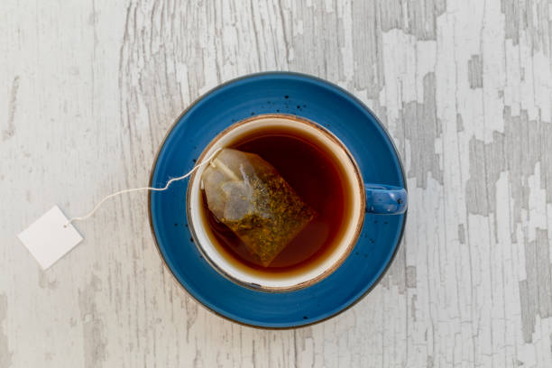 tazza di tè con bustina di tè - homewares rustic herbal tea herb foto e immagini stock