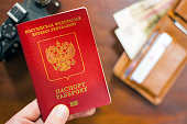 russische-reisen-reisepass-in-der-hand-mit-mappe-und-foto-kamera-im-hintergrund-fahrkosten.jpg?b=1&s=170x170&k=20&c=DhNtmPMYDB5FVR9mJZ6Hl_rbzp2uW_F3bkEXI57-GUc=