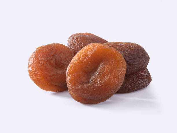 getrocknete bio aprikose auf weißem hintergrund. - dried apricot stock-fotos und bilder