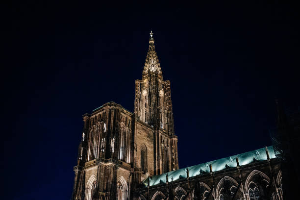 cathédrale notre-dame de strasbourg en centre-ville de strasbourg dans la nuit - strasbourg france cathedrale notre dame cathedral europe photos et images de collection