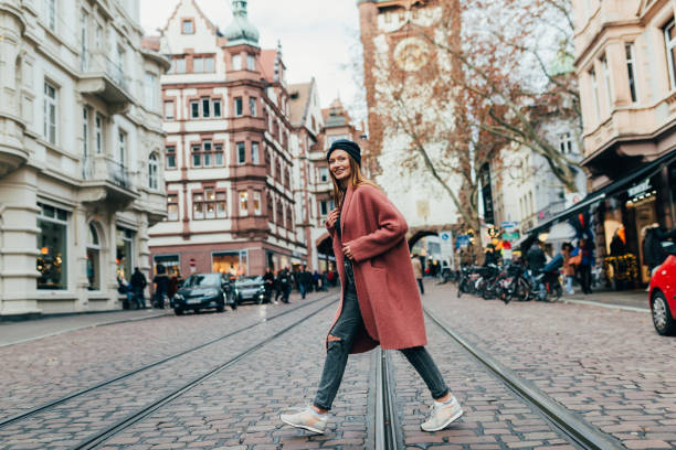 hermosa mujer europea del este en freiburg, alemania - freiburg im breisgau fotografías e imágenes de stock