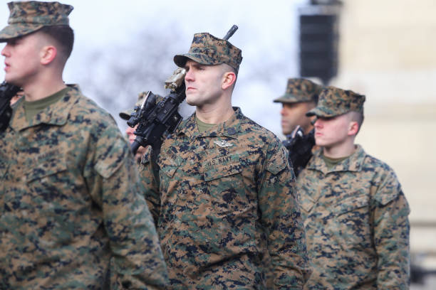 e.u. soldados da marinha participar no desfile militar do dia nacional da roménia - us marine corps fotos - fotografias e filmes do acervo