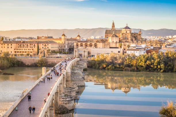 bonita ciudad vieja de córdoba - la mezquita cathedral fotografías e imágenes de stock